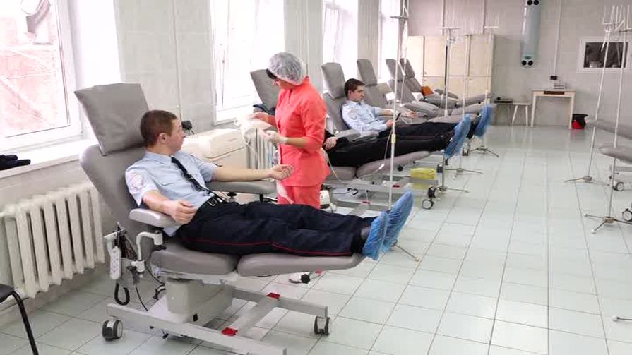 Великолукские сотрудники ГИБДД сдают донорскую кровь в канун Дня памяти жертв ДТП