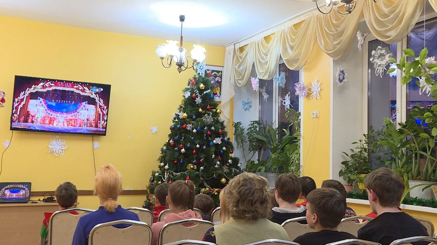 Ребята, оставшиеся без попечения родителей, сегодня побывали на Кремлевской елке 