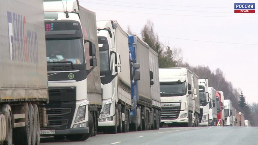 Очередь на километры из большегрузов выстроилась на российско-латвийской границе
