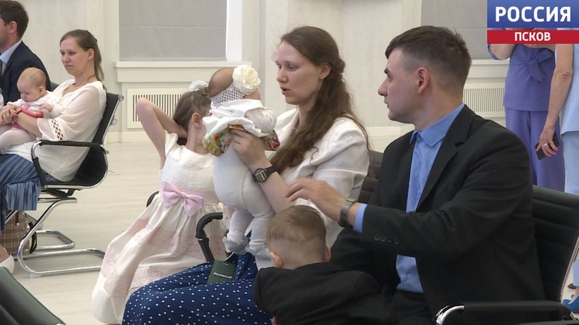Михаил Ведерников вручил медали 