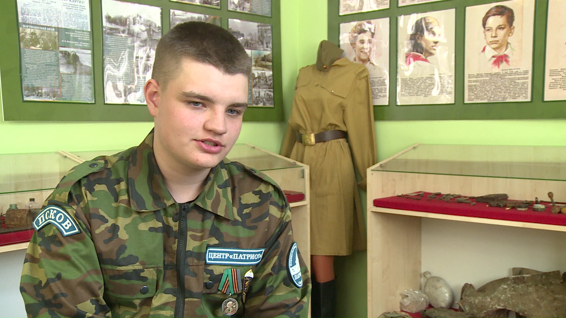 За плечами 15 прыжков с парашютом и Вахта памяти. 