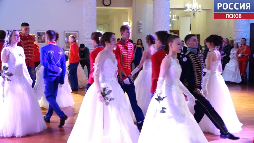 Роскошные наряды, живая музыка и танцы XIX века. В Великих Луках прошел бал