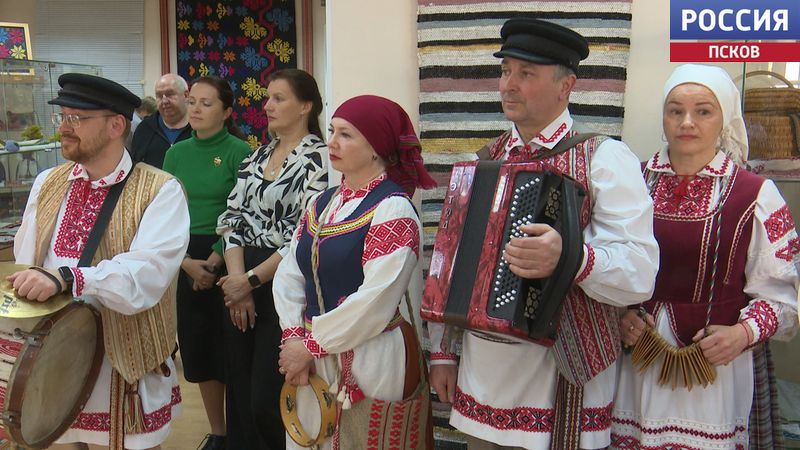 Выбеленное кружево, постилки и знаменитые пояса. В Пскове открылась выставка работ витебских мастеров