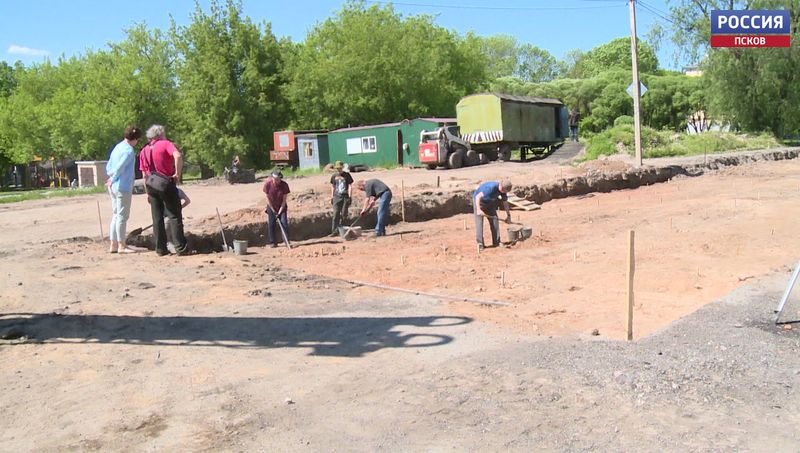 Псковские археологи исследуют перекресток улиц Леона Поземского и Набат
