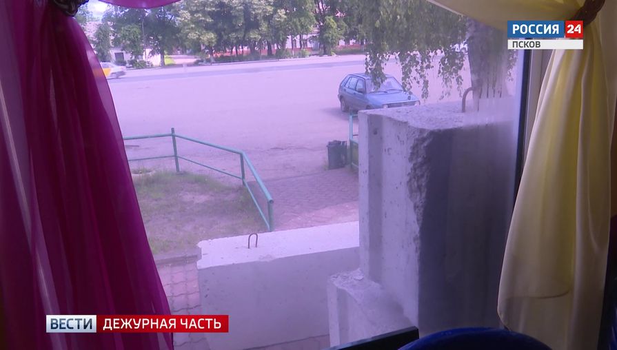 В Опочке собственник земли и владелица кафе выясняют отношения с помощью бетонных блоков