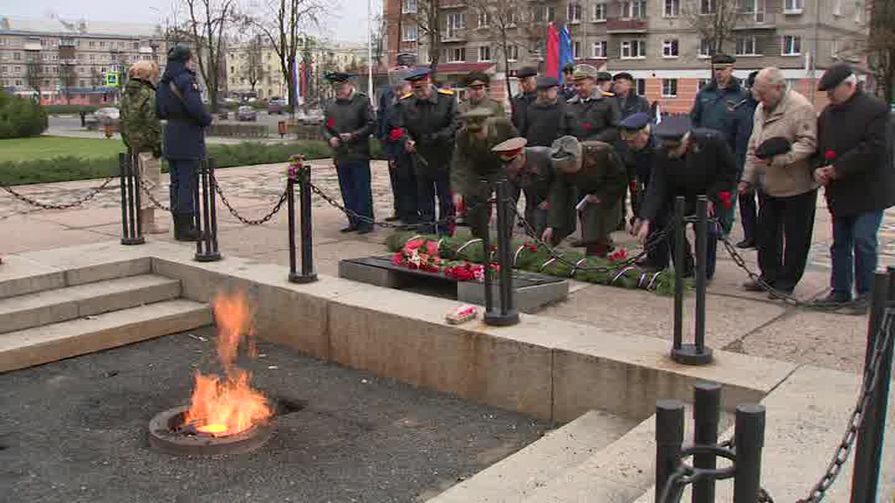 В память о военном параде 1941 года в Пскове возложили цветы к Вечному огню