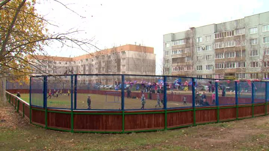 В великолукском дворе обновили хоккейную площадку