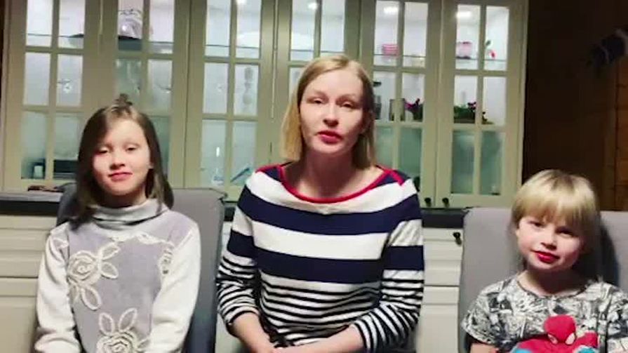 Юлия Пересильд вместе с дочками поддержала флешмоб «Спасибо врачам»