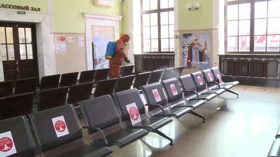 Эксклюзив. МЧС дезинфицирует железнодорожный вокзал в Пскове