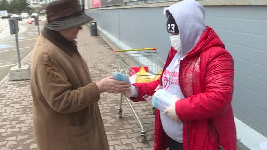 Сегодня в Пскове волонтёры раздают маски и перчатки в автобусах