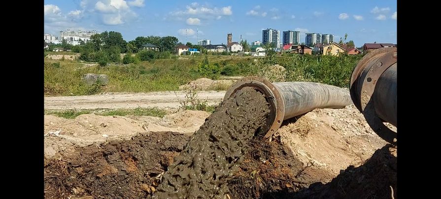 Ил со дна Великой сливают на дальнем Завеличье в Пскове