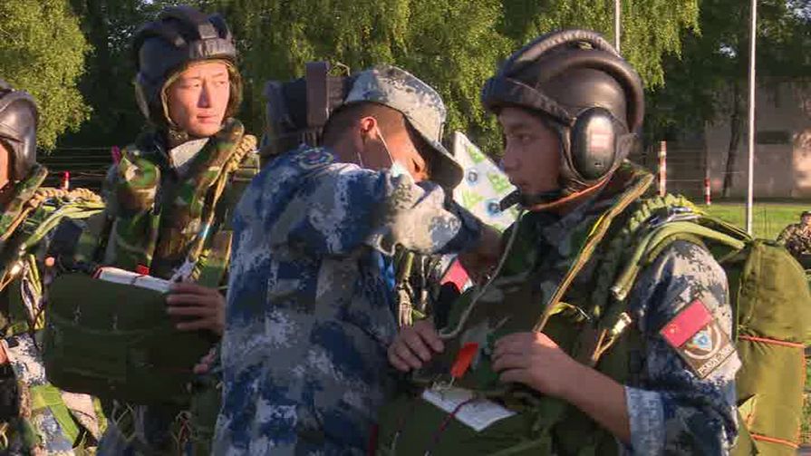 Тяжело и жарко. Все участники «Десантного взвода» совершили прыжки и преодолели марш-бросок