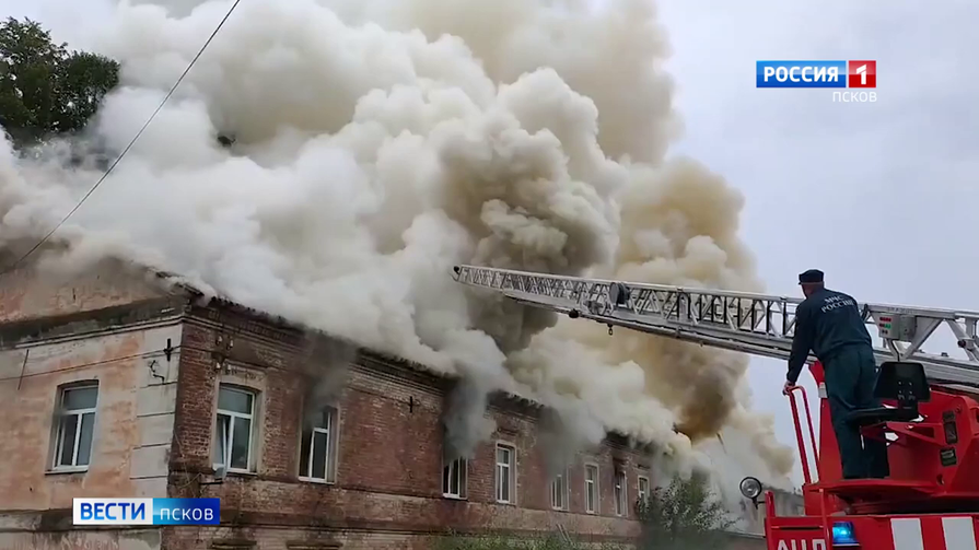 В Опочке горит здание кожгалантереи (ВИДЕО)
