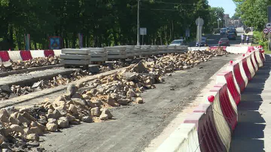 В Опочке устанавливают освещение на главной площади. Почему недовольны местные жители? 