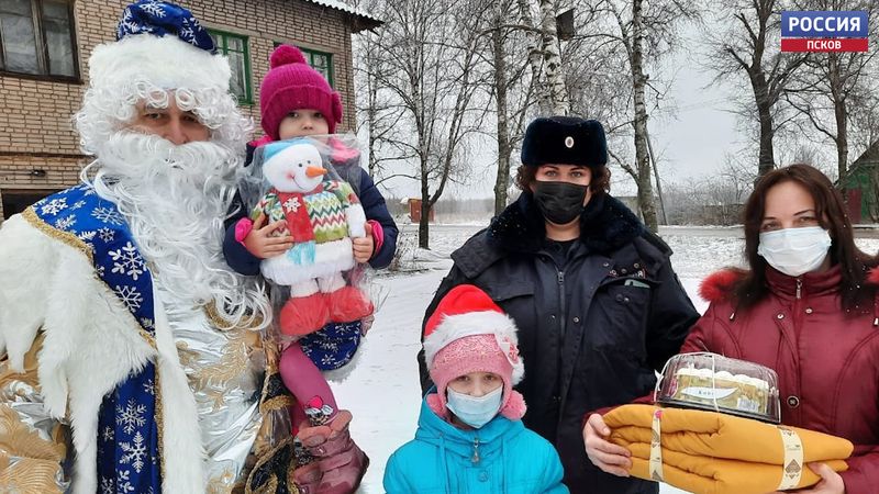 Внучка и помощники полицейского Деда Мороза дарят детям новогоднее настроение