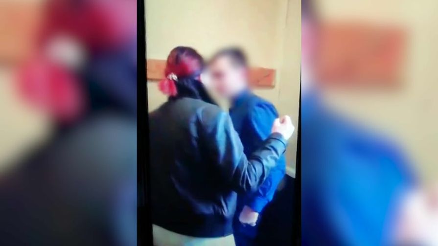 В Пскове женщина ворвалась в школьную раздевалку и напала на детей