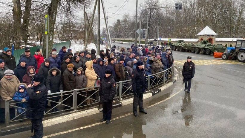 Родные и близкие десантников 6-й роты со всей страны собрались у «Купола» в Черёхе почтить память погибших 