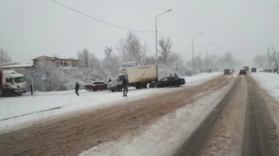 Сильный снегопад затруднил движение по псковским дорогам