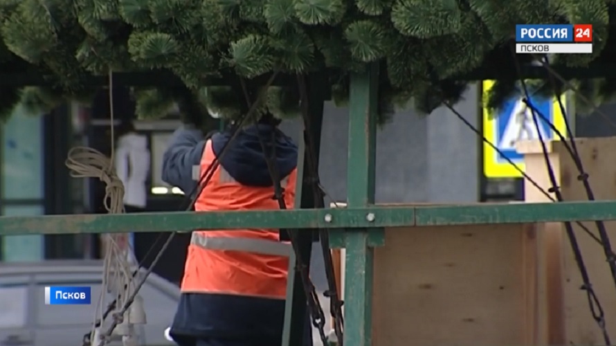 С завтрашнего дня центральная городская елка в Пскове будет демонтирована