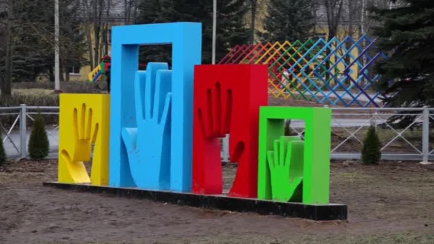 На Юбилейной площади в Великих Луках появились новые световые арт-объекты