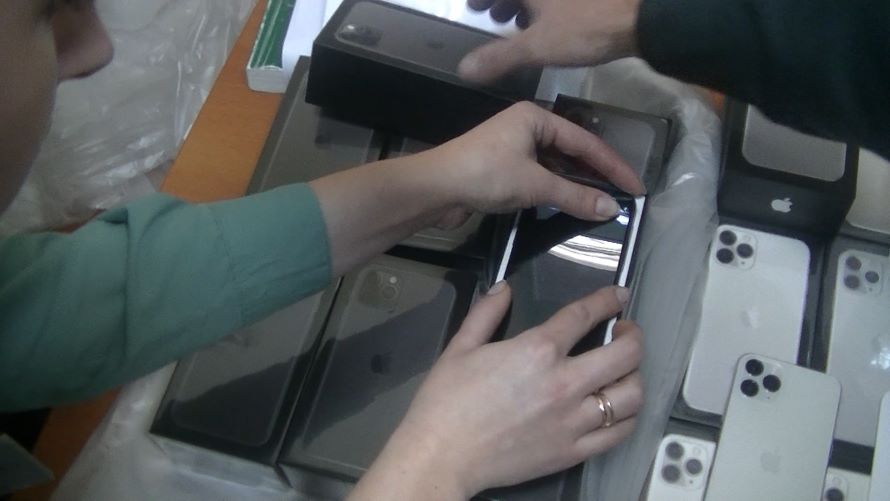 Контрабандный ввоз 30 айфонов последней модели пресекли псковские таможенники