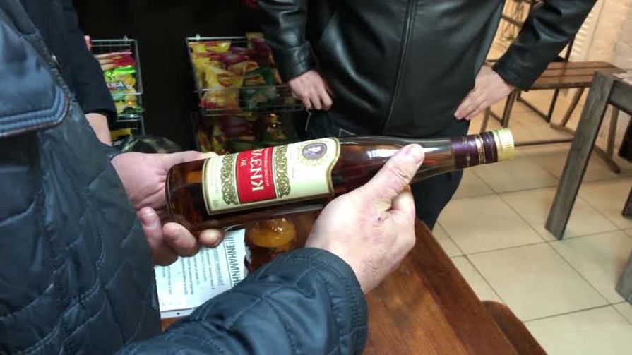 Несколько уголовных дел возбуждено в Пскове за продажу алкоголя с поддельными акцизами