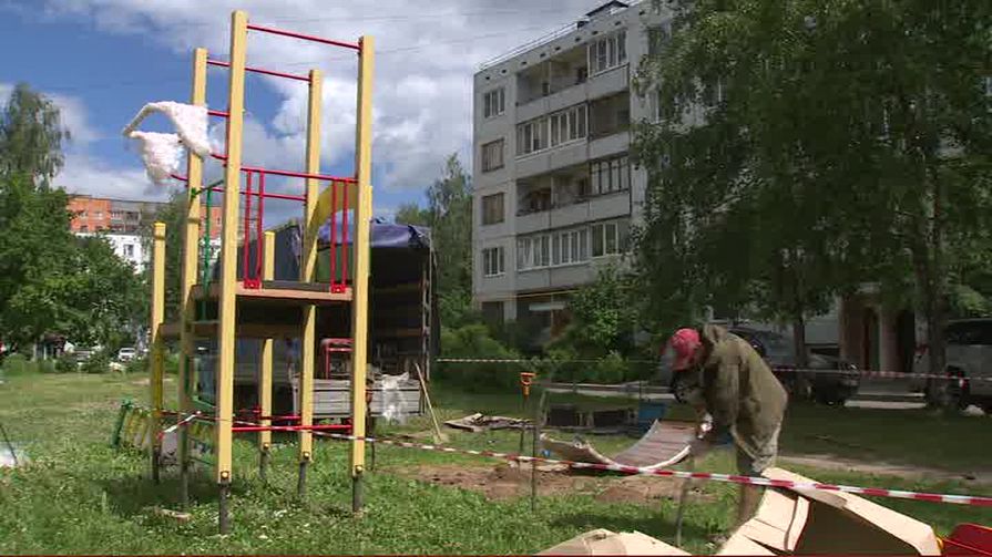 На месте снесённой год назад со скандалом детской площадки депутат установил новый комплекс