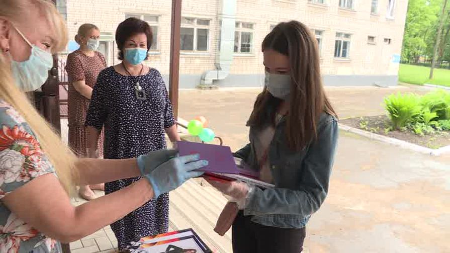 Без привычного торжества псковским выпускникам вручают аттестаты