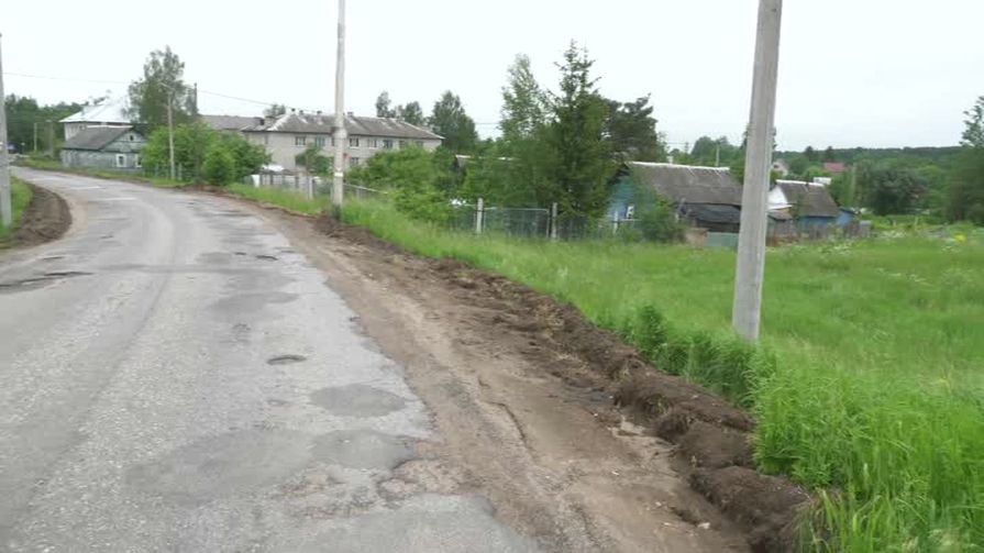 Ежедневно жители деревни Глоты подвергают себя опасности из-за отсутствия тротуара