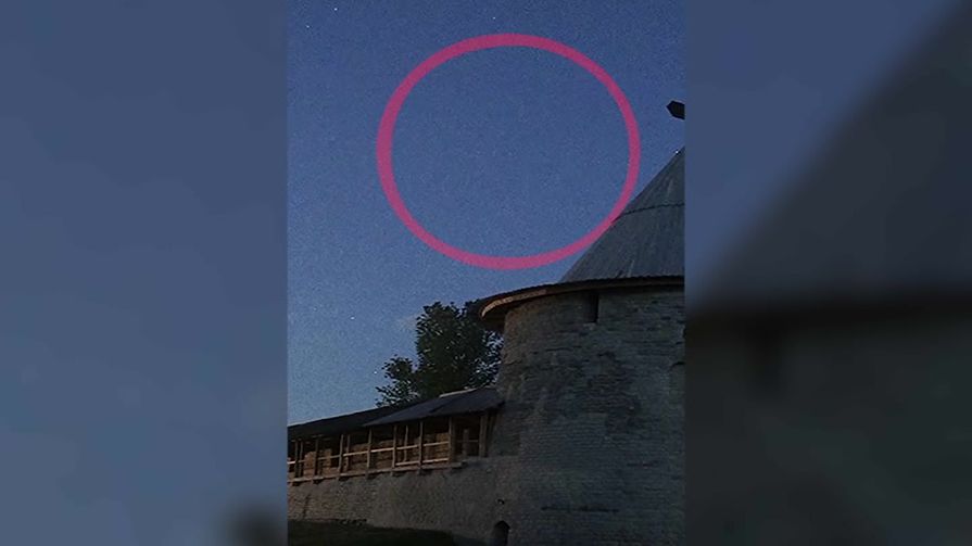 В соцсетях появилось видео пролета спутников Starlink над Псковским Кромом