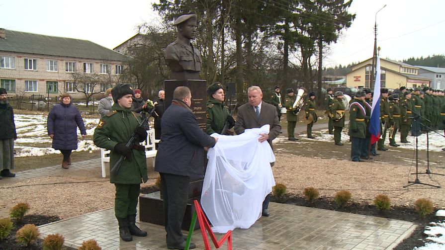 В Пушкинских Горах открыли бюст погибшему воину шестой роты Алексею Храброву
