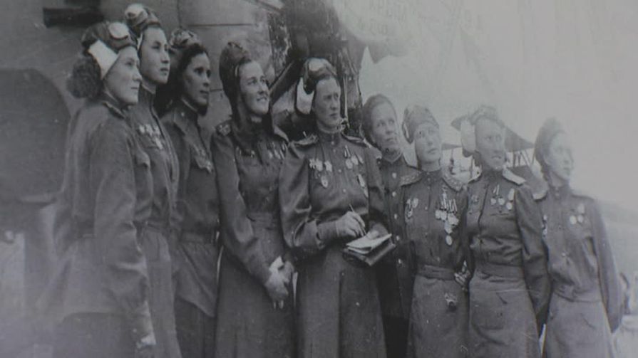 В псковской библиотеке «Родник» открылась фотовыставка «Женщины в войне»