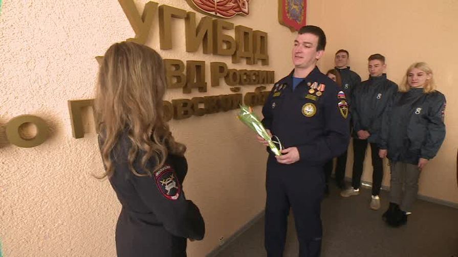 Сотрудники ГИБДД дарили сегодня автоледи тюльпаны и хорошее настроение