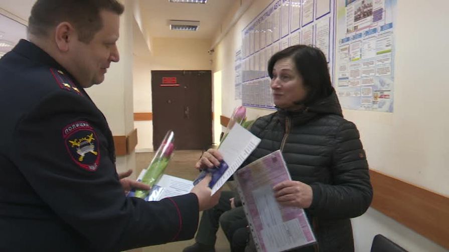 Сегодня студенты-волонтёры поздравили женщин ГИБДД и МЧС с наступающим женским праздником 