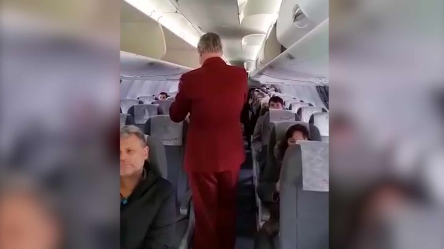 Прибывших из Москвы авиапассажиров досматривают сотрудники Роспотребнадзора и медики