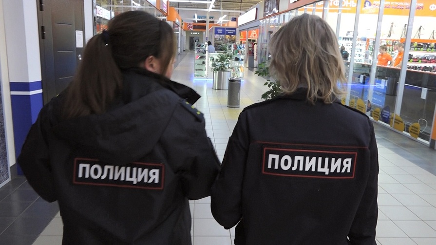 В Великих Луках проверили соблюдают ли несовершеннолетние требование не появляться в ТРК без взрослых