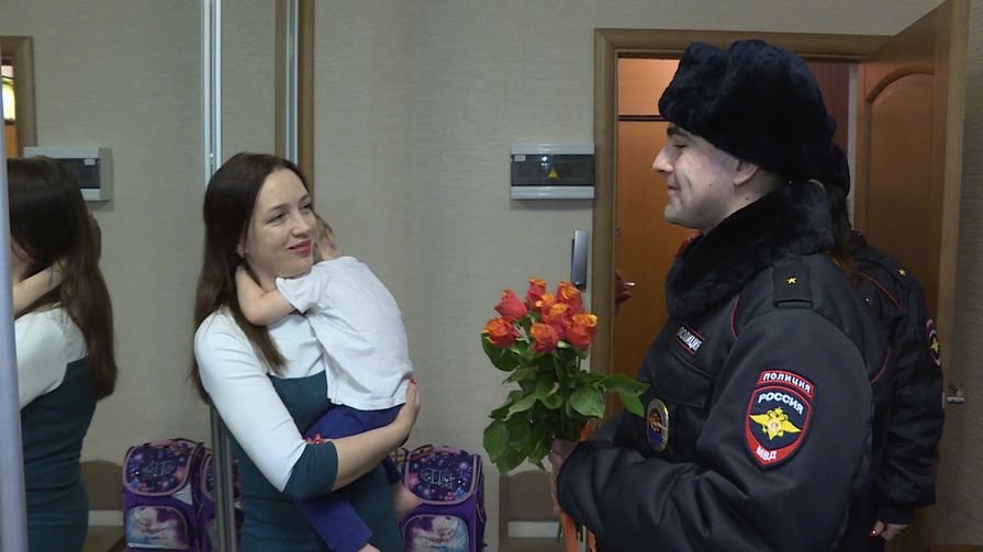 Цветы из рук стражей правопорядка получили псковички в честь женского праздника 