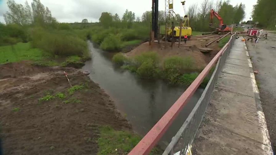 Возведение временного моста через реку Шесть в самом разгаре