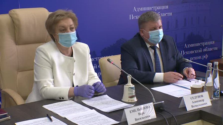Вера Емельянова дала сегодня последний звонок для выпускников Пскова 