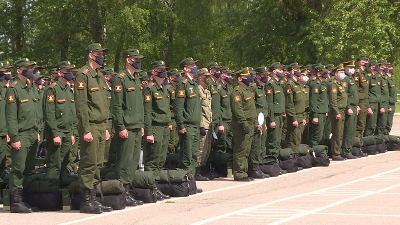 Сегодня почти восемьсот курсантов-ракетчиков из Пскова отправились на службу в Иркутскую область