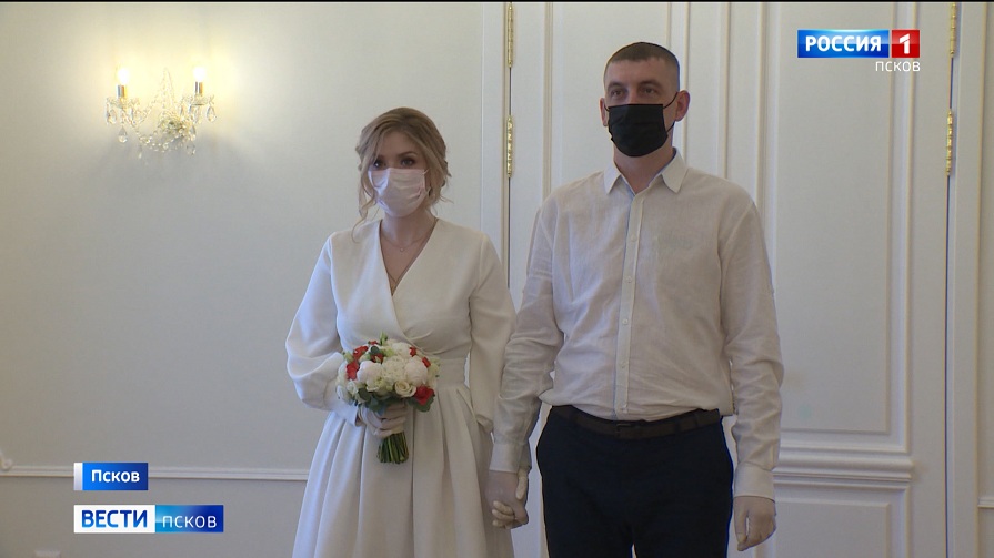 В псковском ЗАГСе регистрацию брака теперь можно транслировать в режиме онлайн