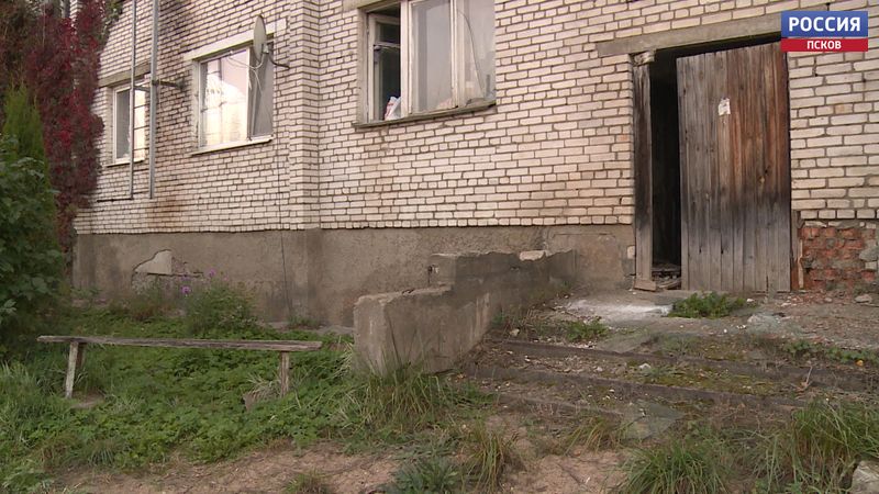 Жильцы общежития на Зональном шоссе в Пскове жалуются на плесень и сырость в подвале