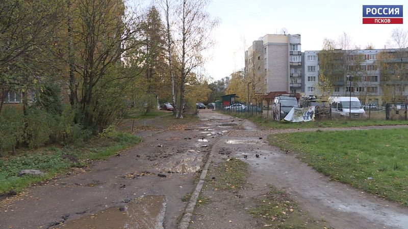 Псковичи пожаловались на разбитый тротуар на Инженерной