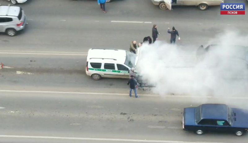 Водители помогли потушить загоревшийся автомобиль судебных приставов в Пскове (видео)