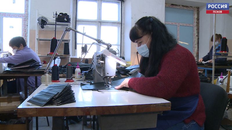 Кожгалантерейная фабрика в Опочке возобновила работу после пожара