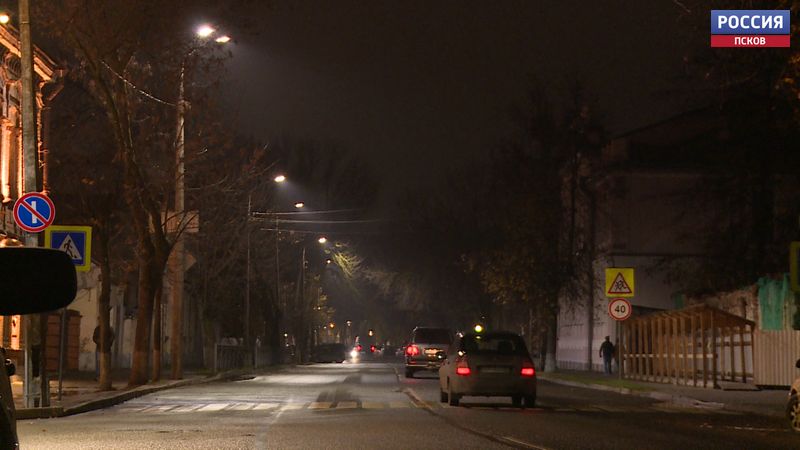 Псковичи жалуются на перебои в городском освещении