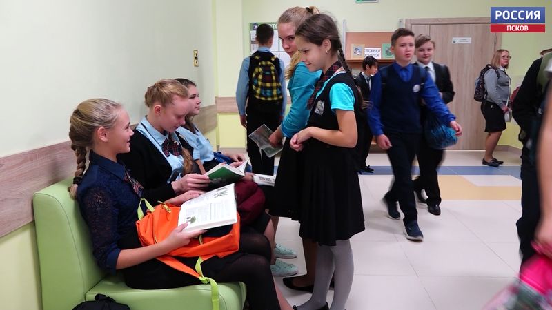 Сегодня великолукские школьники снова сели за парты