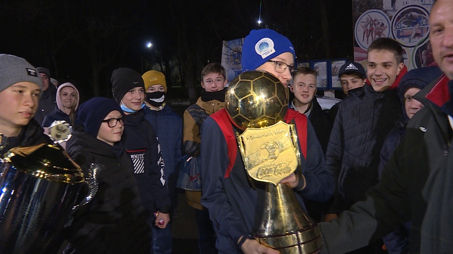 Возвращение чемпионов. В Пскове встретили футболистов «Стрелы»