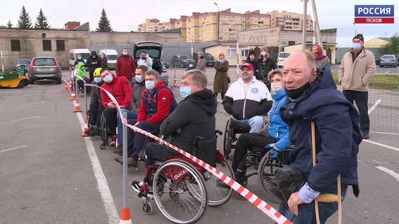 Безграничные возможности особенных людей. В Пскове колясочники организовали состязание водителей