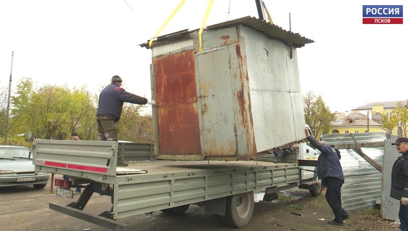 На Четырёх углах в Пскове сносят ларьки